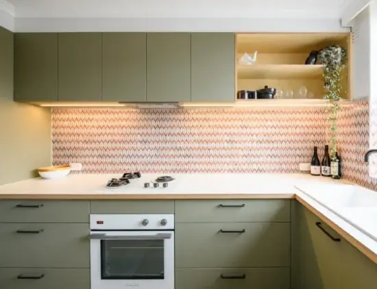 Nội thất nhà bếp kiểu hình chữ L màu xanh nhạt, tủ MDF phòng ăn với tay cầm đen và kệ mở hiện đại hình ảnh 1-description