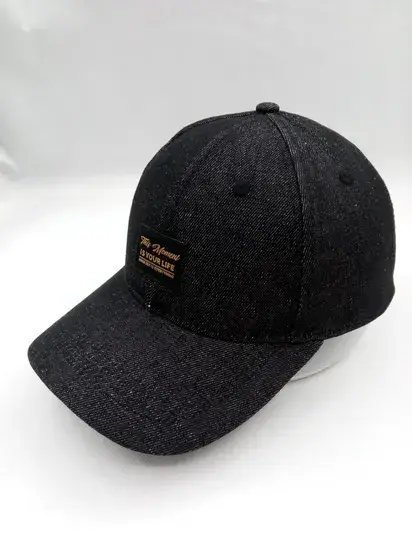 Mũ bóng chày cotton màu đen với nhãn logo dệt được may trên các panel phía trước hình ảnh 1-description