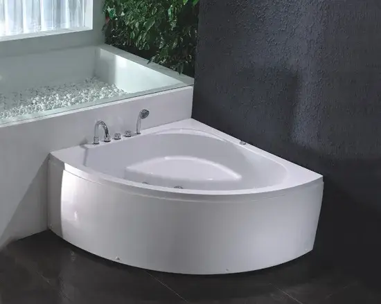 Bồn tắm góc với viền, tích hợp hệ thống Everclean và massage thủy lực, tạo không gian thư giãn cho cơ thể hình ảnh 1-description