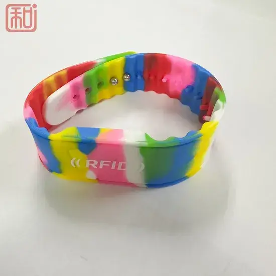Vòng tay chứa chip NFC và miếng dán thông minh, chất liệu silicone chống nước, phù hợp với sân chơi thể dục hình ảnh 1-description