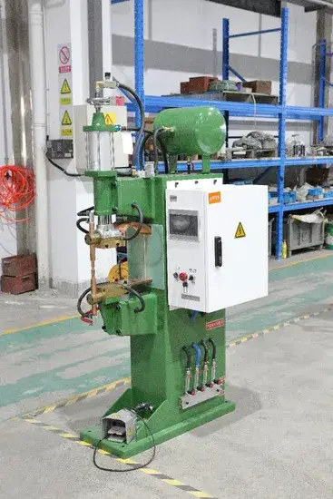 Máy hàn chấm kim loại với tính năng điều khiển bằng chân hình ảnh 1-description
